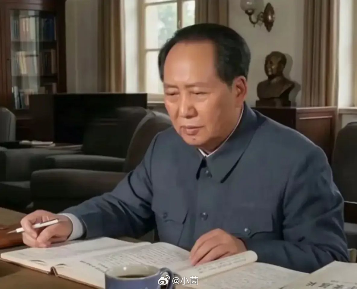 毛主席办公时的一张照片，难得一见 