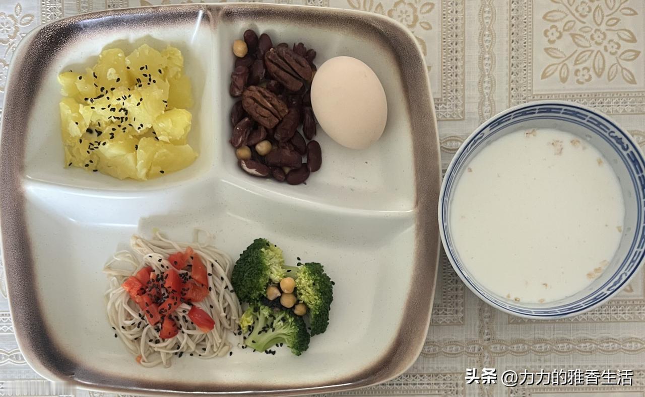 今天的早餐还是老样子，最基础的营养结构，鸡蛋，牛奶，一点燕麦，蔬菜，干果，但今天