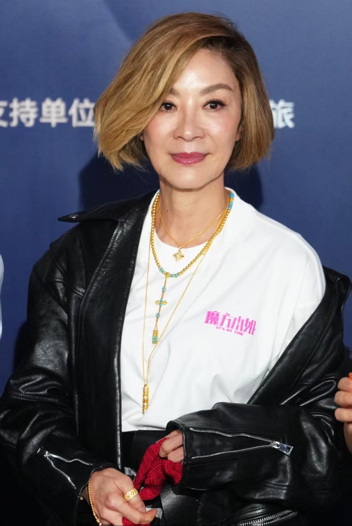 杨紫琼重返中国影坛，

《魔方小姐》路演，最吸引人的不是年轻的状态，而是她身上的