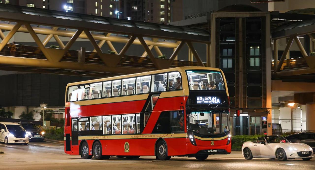 新车首航。VN7973 E6X308 L-SPARE散步偶遇夜景巴士 双层观光巴