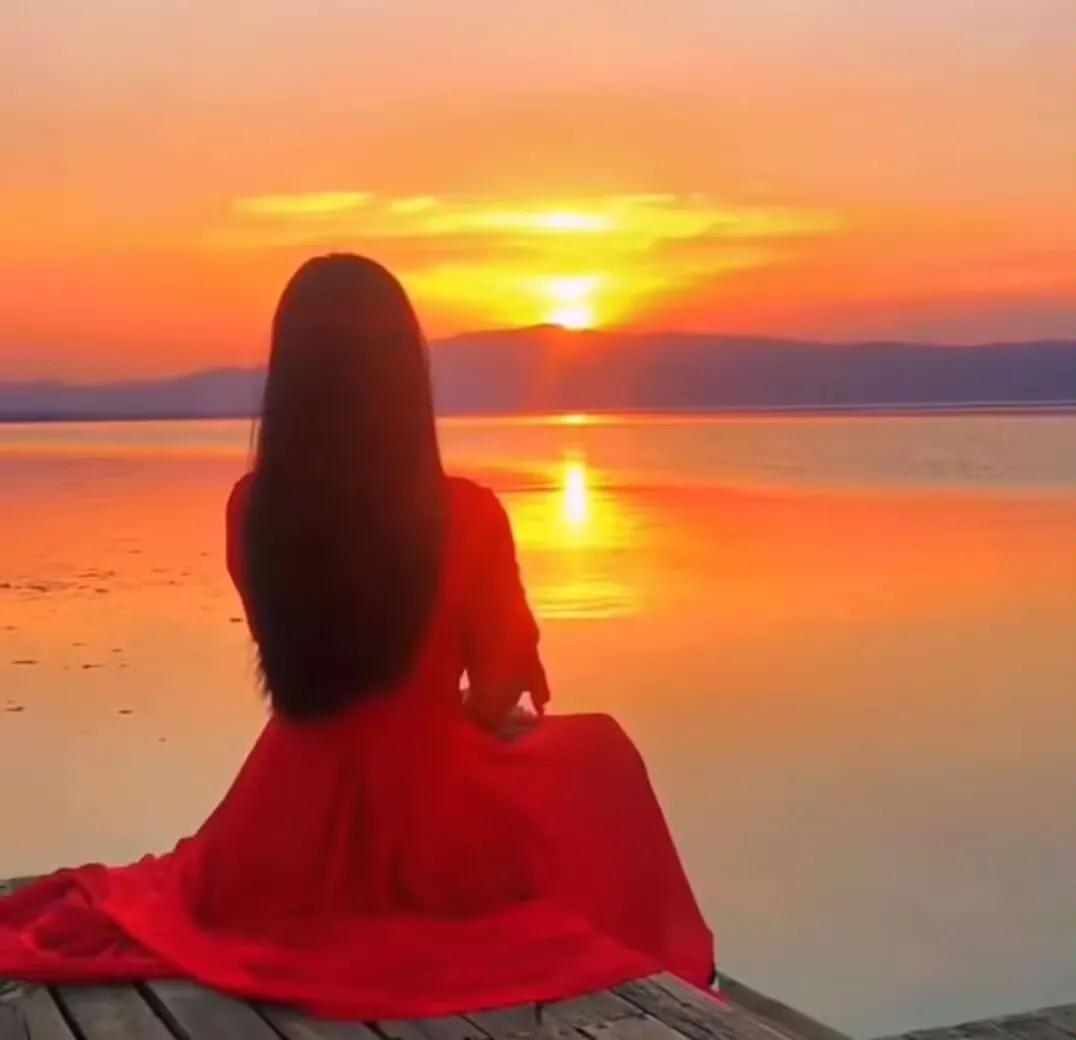 独坐黄昏谁来陪，
残阳西下映余晖。
岁月匆匆人渐老，
寂寞相伴心成灰。