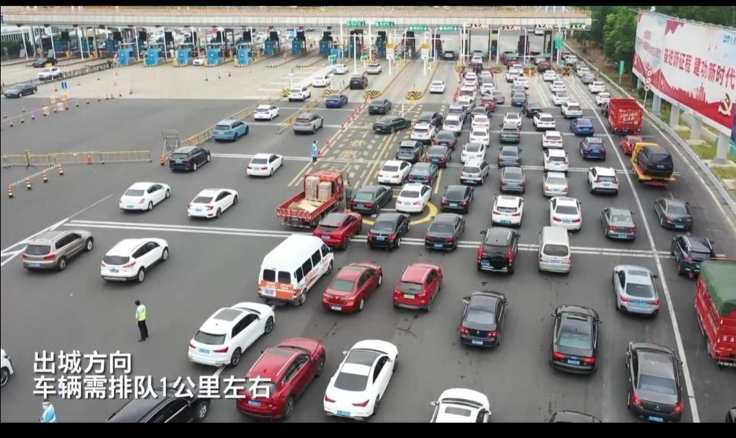 走高速通道etc明明更快!
为什么有很多老司机还不愿意安装ETC呢？明明etc更