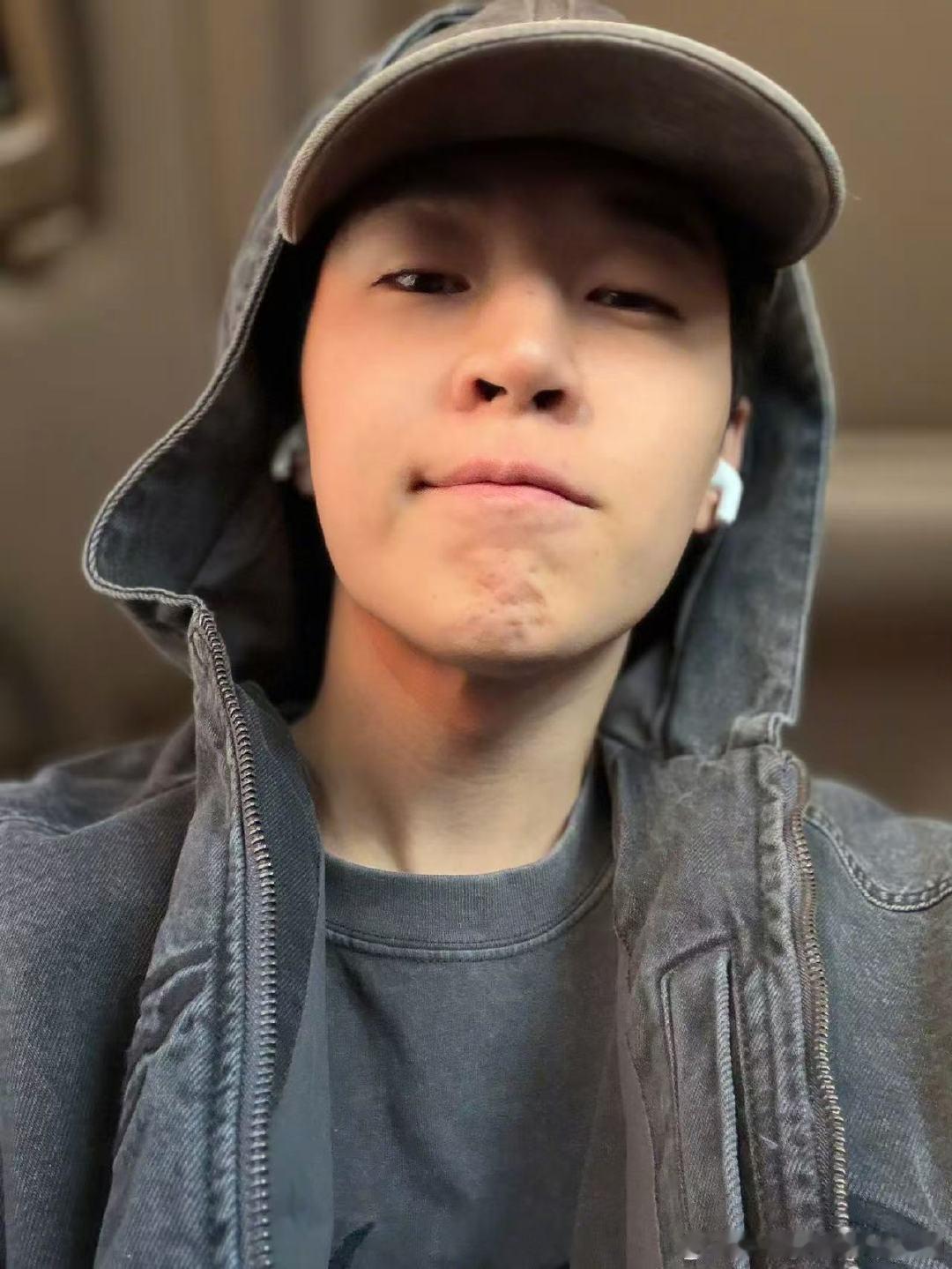 刘宪华看到自己巨大老鼠干的反应刘宪华看到自己老鼠干的表情很难不被刘宪华的表情逗乐