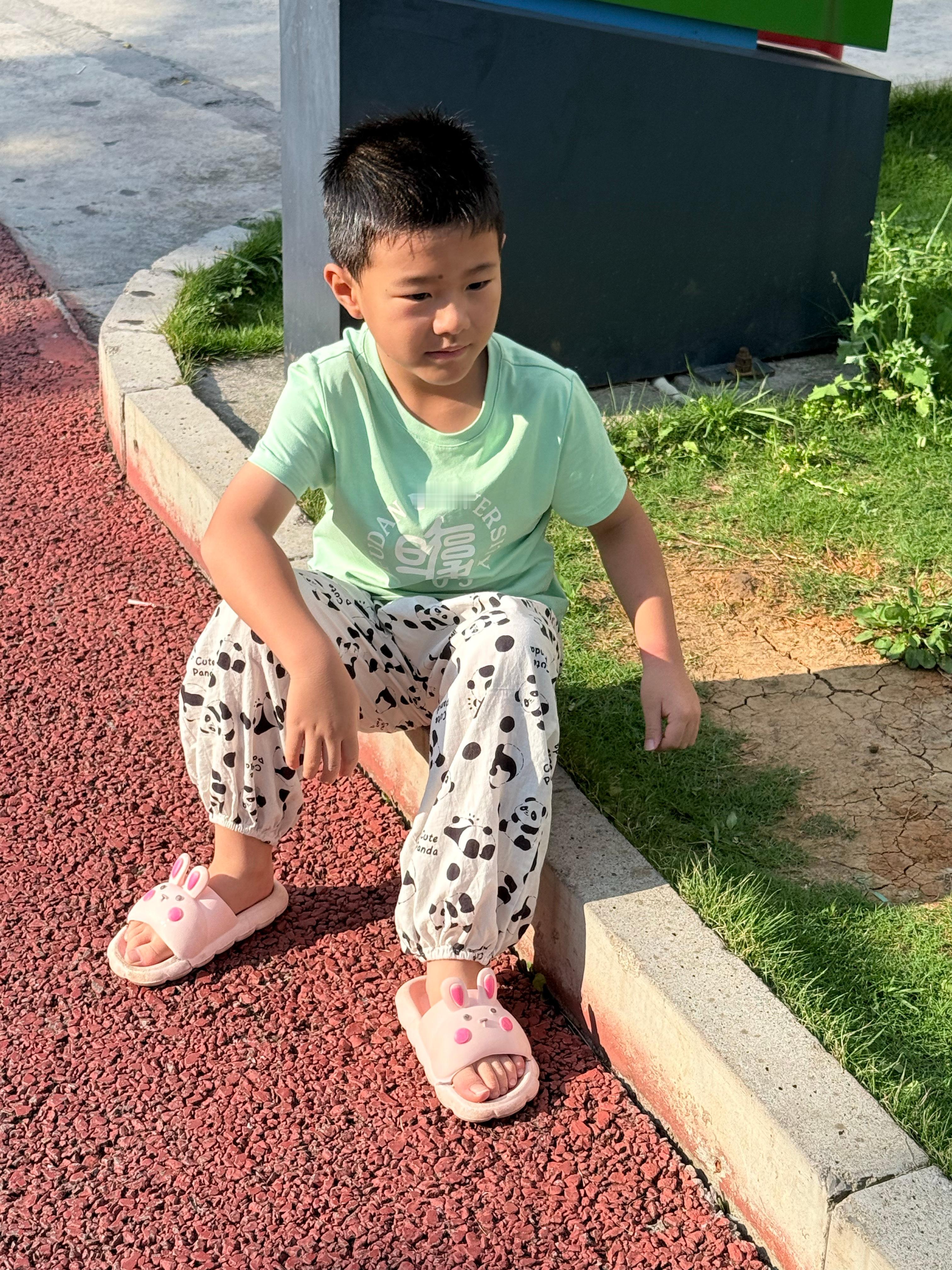 他姥说，柱柱，你快点学会游泳，就可以教爸爸妈妈了。对，我和他爸都不会游泳柱说，我
