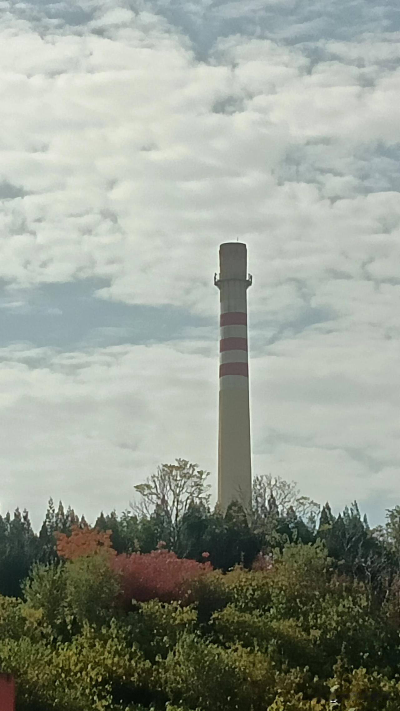 随手拍下风景照热电站的烟囱。