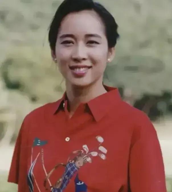 艾迈，才发现，这媳妇和婆婆年轻时太像了，大家说说，哪个是婆婆，哪个是儿媳。那脸型