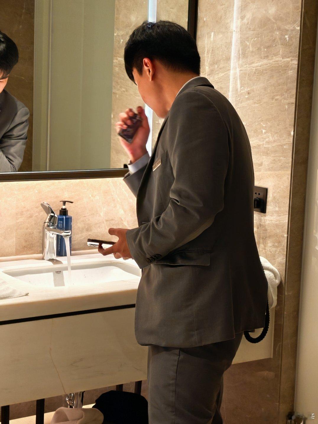 我特么吓死了。刚才刷牙开水龙头，本来水是正常的，过了一会儿，水突然停了，停了大概