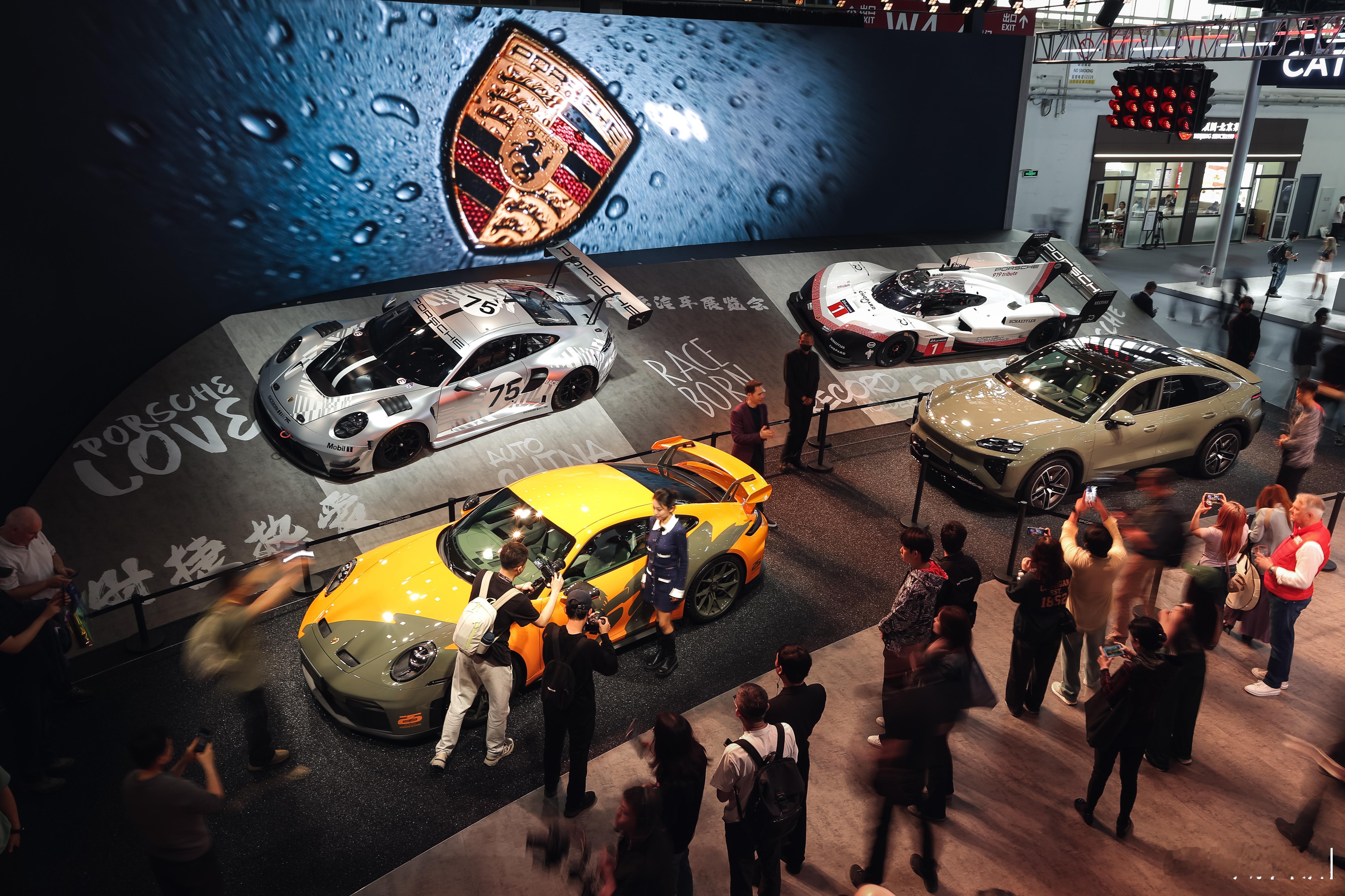 在车展上又参加了这台保时捷在华 25 周年典藏车 —— 911 GT3 Sond