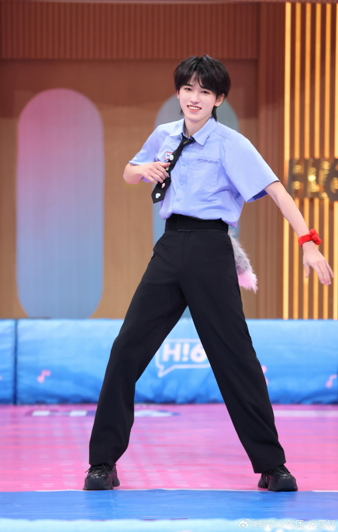 宋亚轩小红花腕带  宋亚轩日落棕榈树衬衫真的是显得非常的轻松又惬意了呀，而且小红