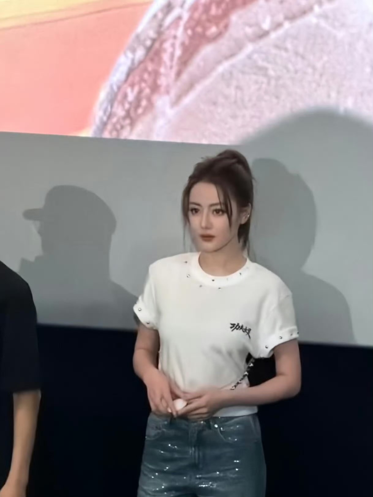 迪丽热巴香港路透迪丽热巴今日份《功夫女足》香港路透很美！！！ 