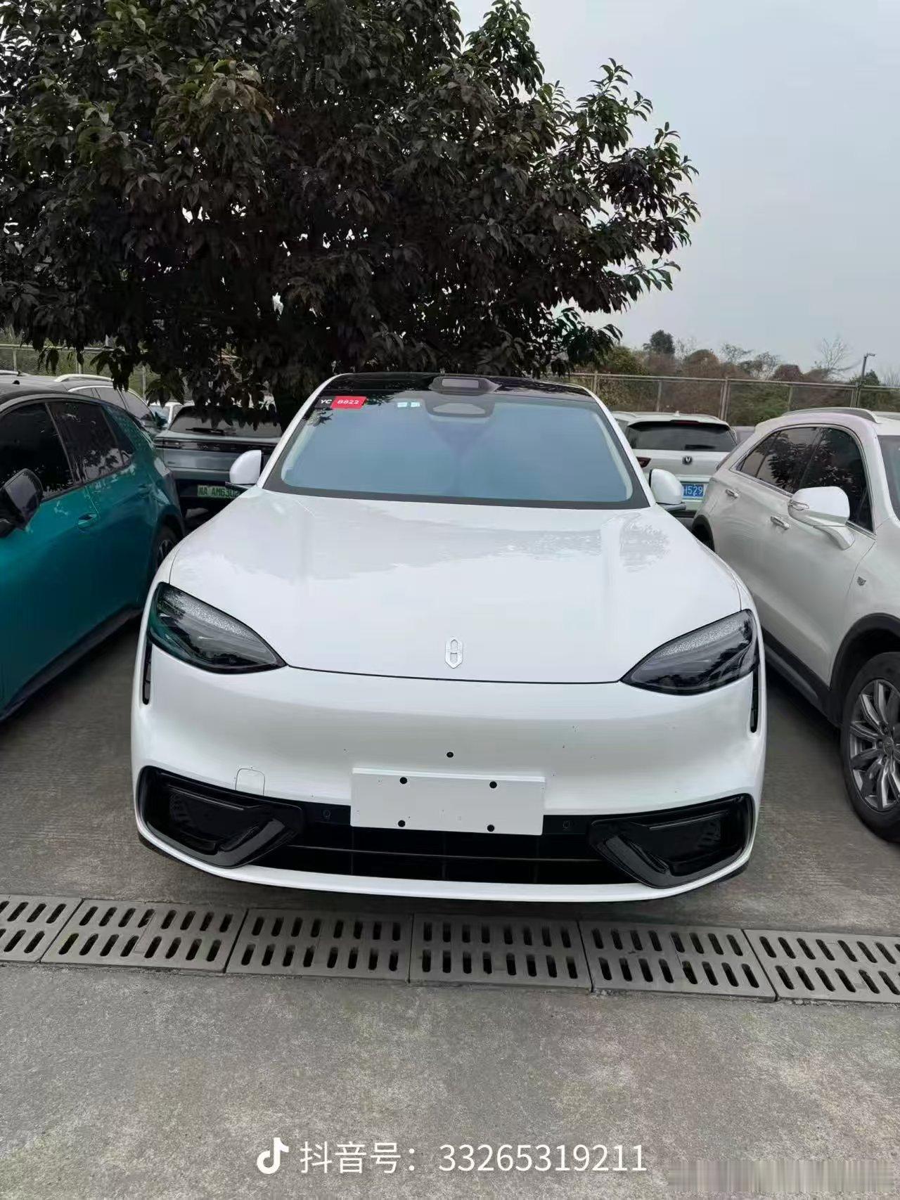 两个经典色，黑武士和白色是两种风格，更喜欢哪个？问界m6鸿蒙智行鸿蒙智行连续三年