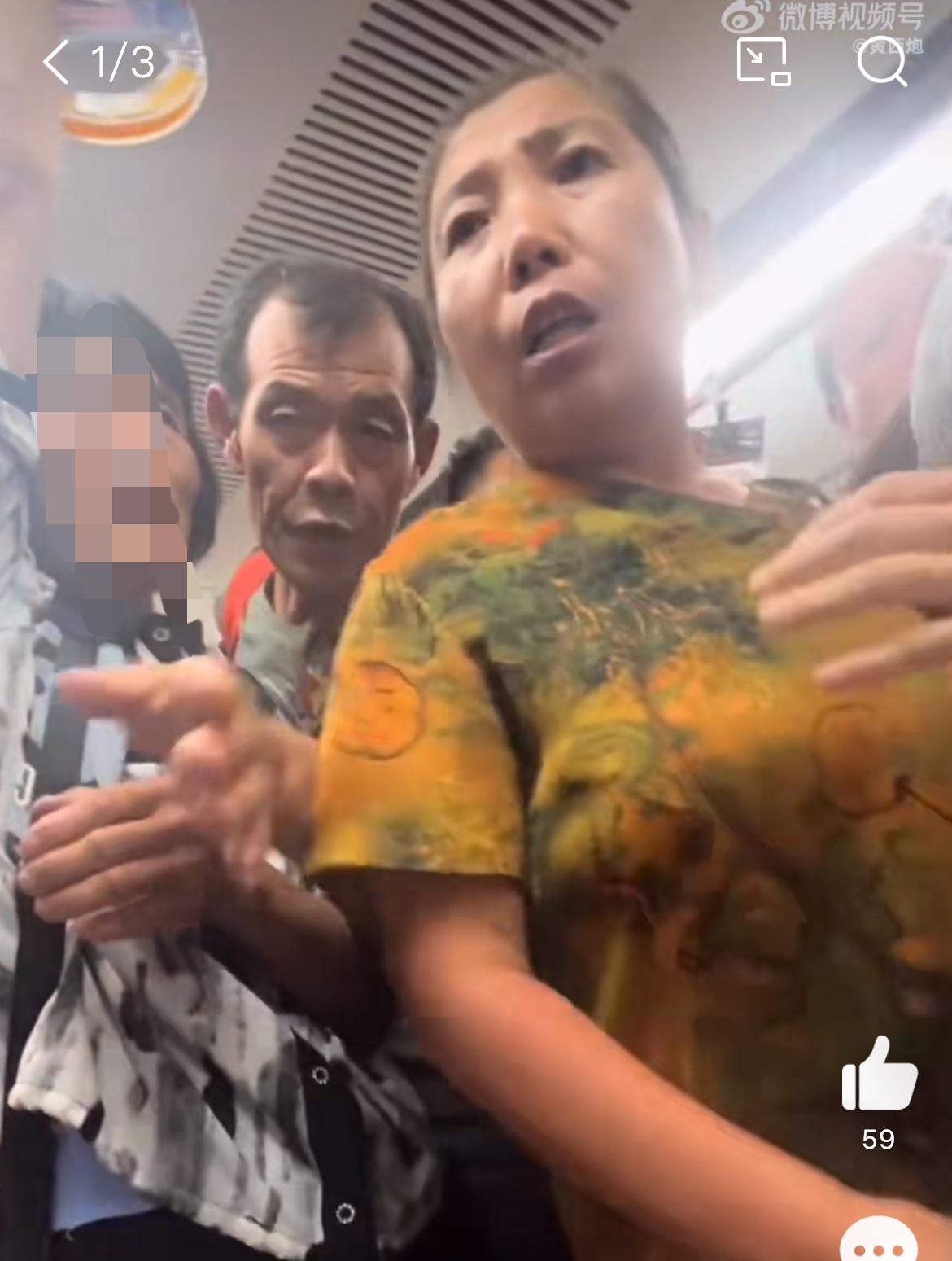 大妈要求年轻女孩给怀抱孩子的女儿让座不成，心怀不满动手打人，帽子叔叔调解赔偿10