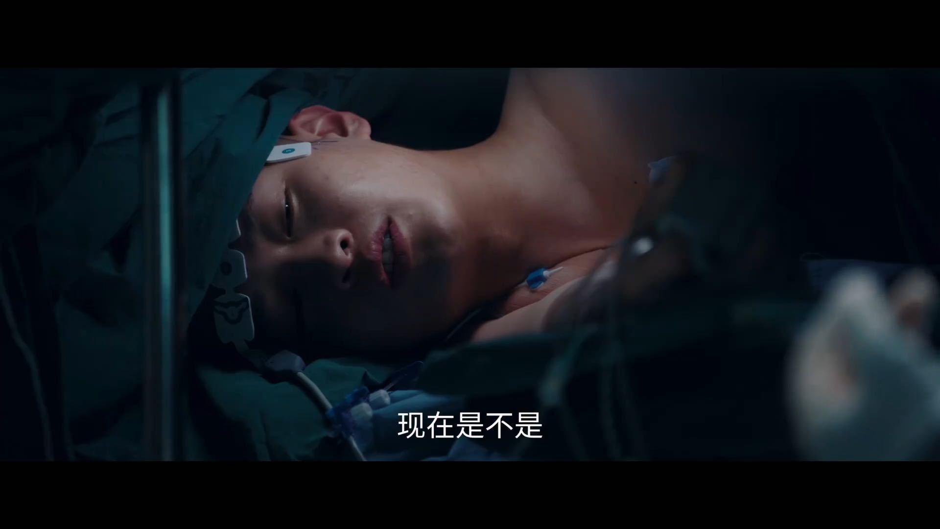 手术中刘铮光突然来个谐音梗，"打开天窗说亮话"配他那个状态，刘铮亮直接翻白眼。这
