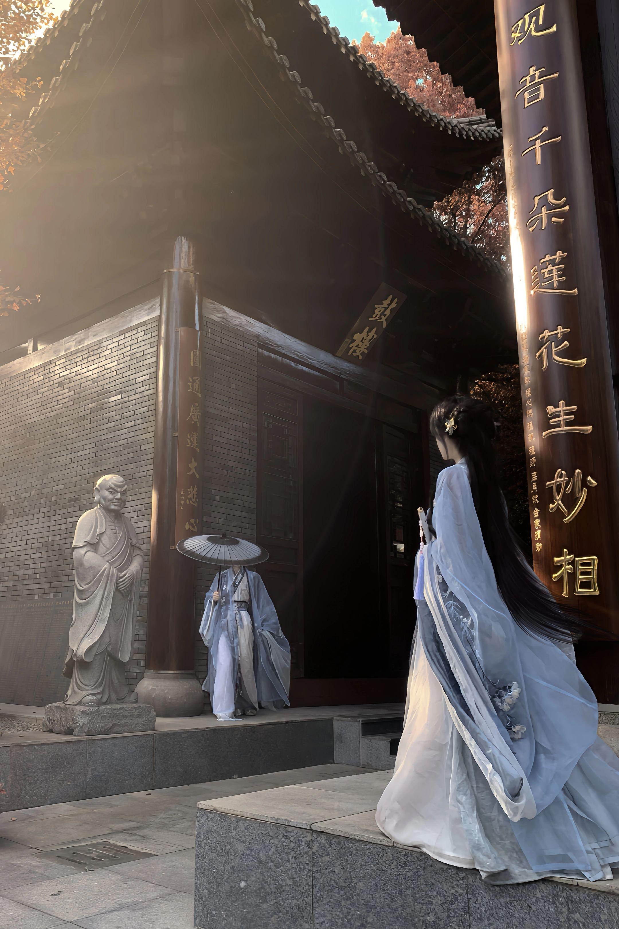 “问世间转过多少流年，才有一次擦肩”