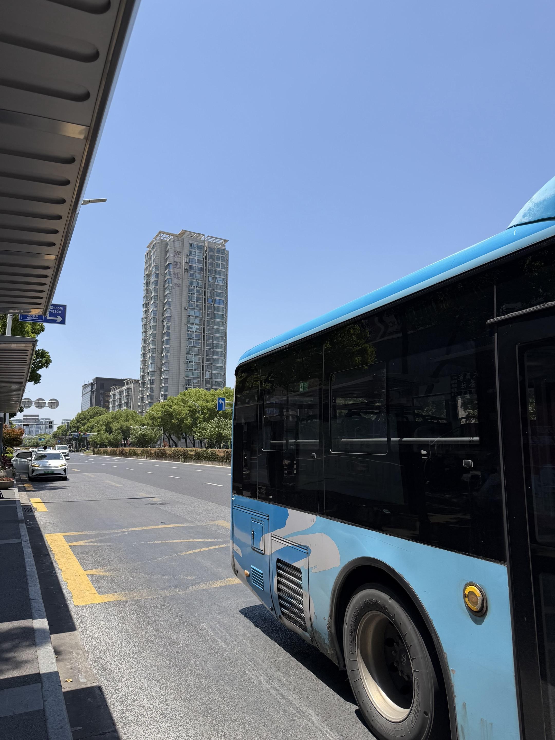 一个人坐公交车，一个人逛街，一个人吃饭