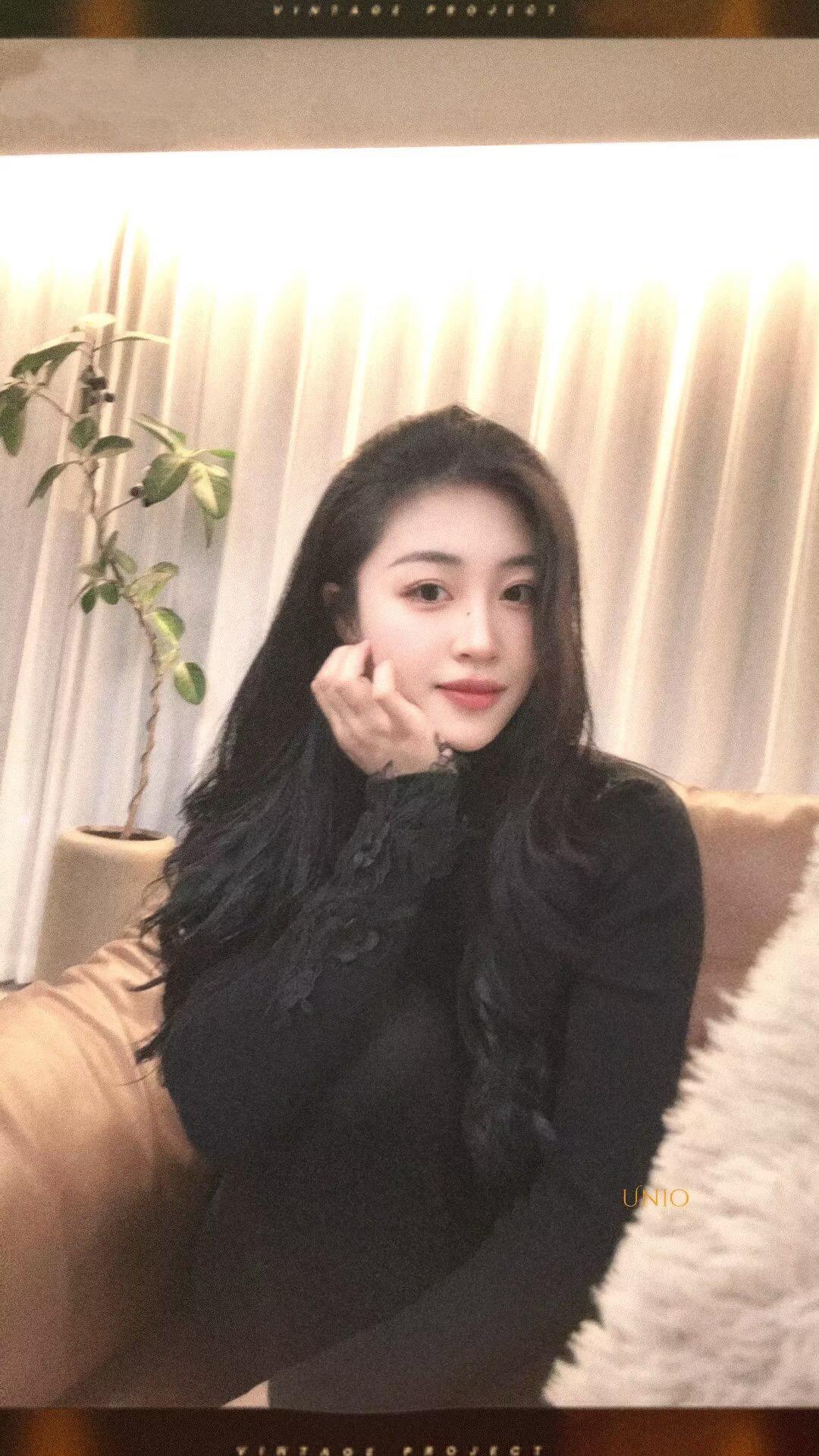 我不高攀有钱人，因为我花不到他的钱，我也不小瞧穷人，因为他不靠我生存...