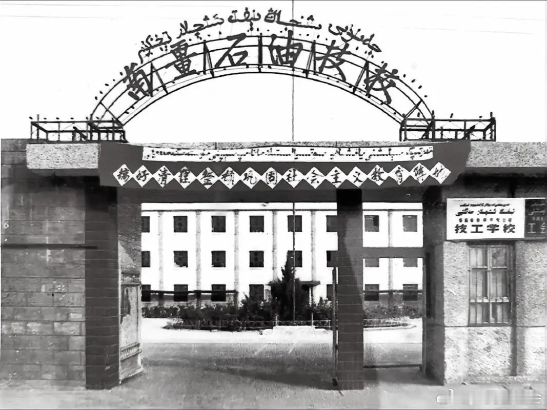 1977年、1978年的技校生是按中专招生考试录取的，录取分数不低，却没有中专干