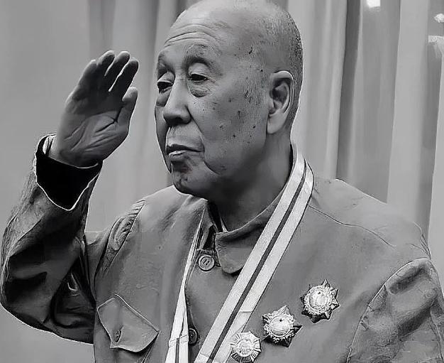 1943年，有位八路军营长受重伤，治了整整一年，动了7次手术，伤情还是没好转。上