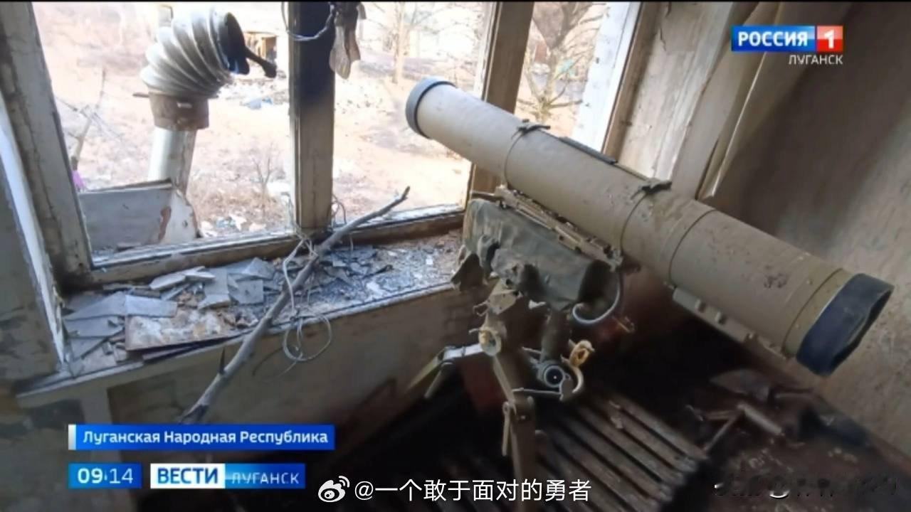 在巴赫穆特方向，俄罗斯第98近卫空降师第331空降团的一名反坦克导弹操作员操作着