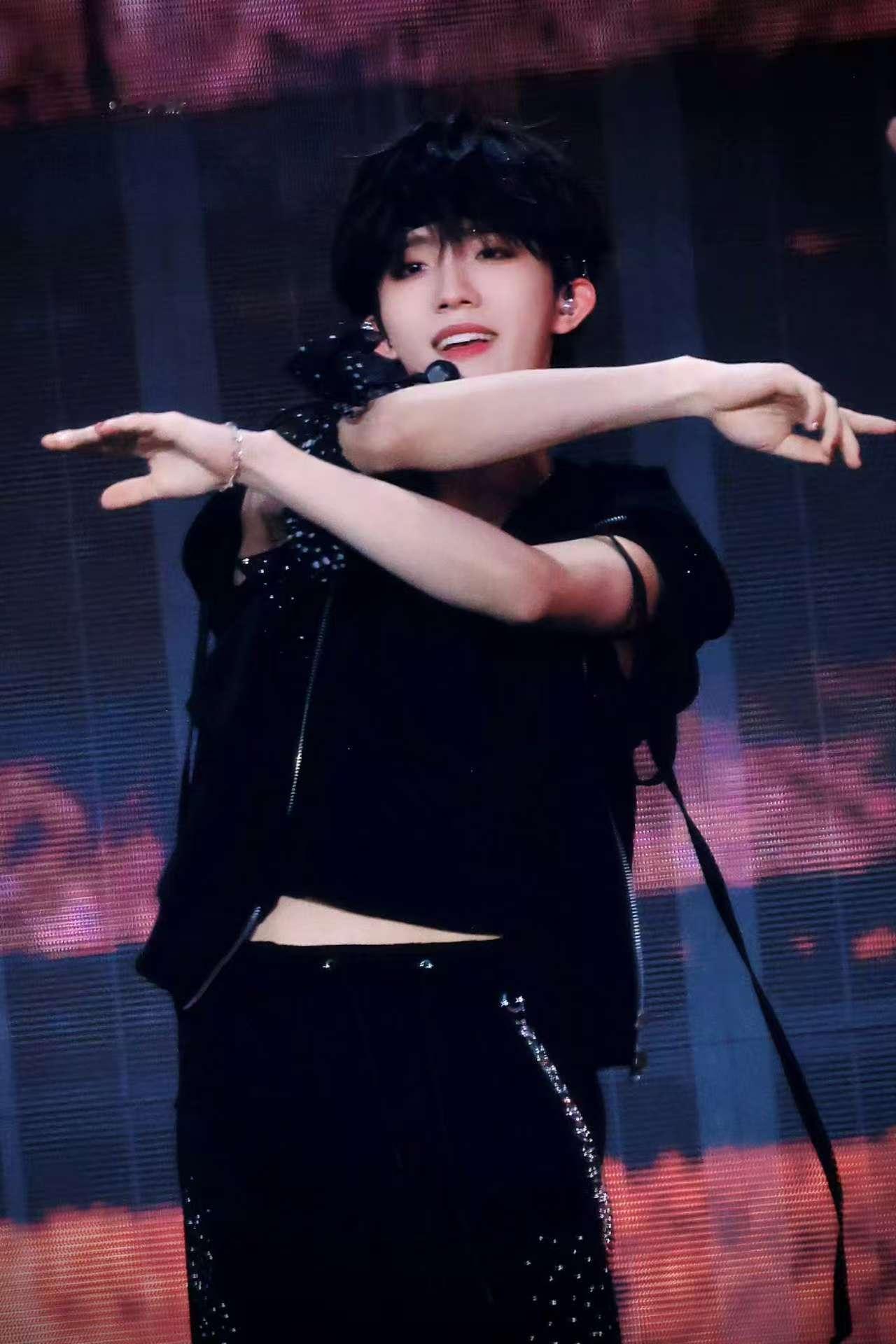 苏新皓无袖满分男 黑色无袖马甲好适合他❤️露出的手臂线条干净利落，配上全包眼线烟