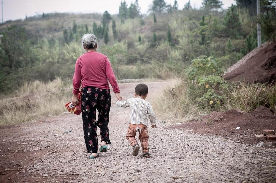 上人民日报了！湖南一老师批改学生作文时，突然就哭了！原来，这名男孩写作文，怀念去