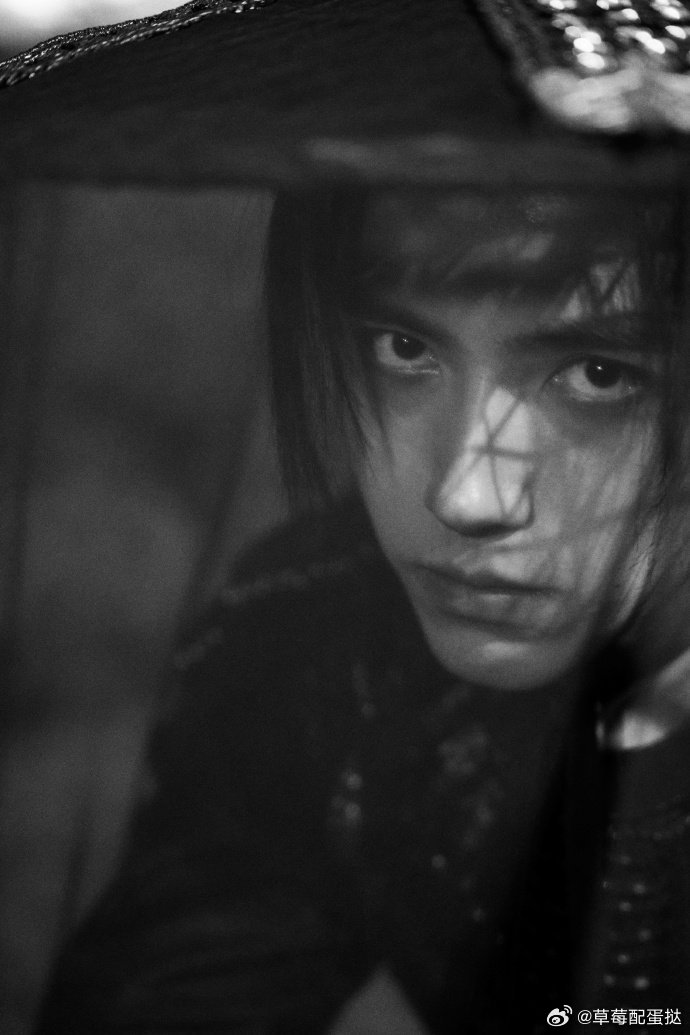 陈飞宇年下不叫姐心思有点野. 白日提灯直播太甜！陈飞宇看热巴就笑、句句不离她，年