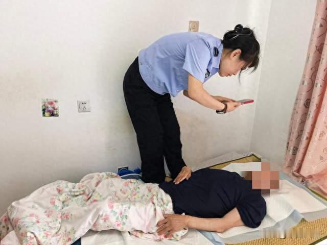 暖心警事丨户籍民警一日内为两名群众上门办证，把服务送到群众心坎上