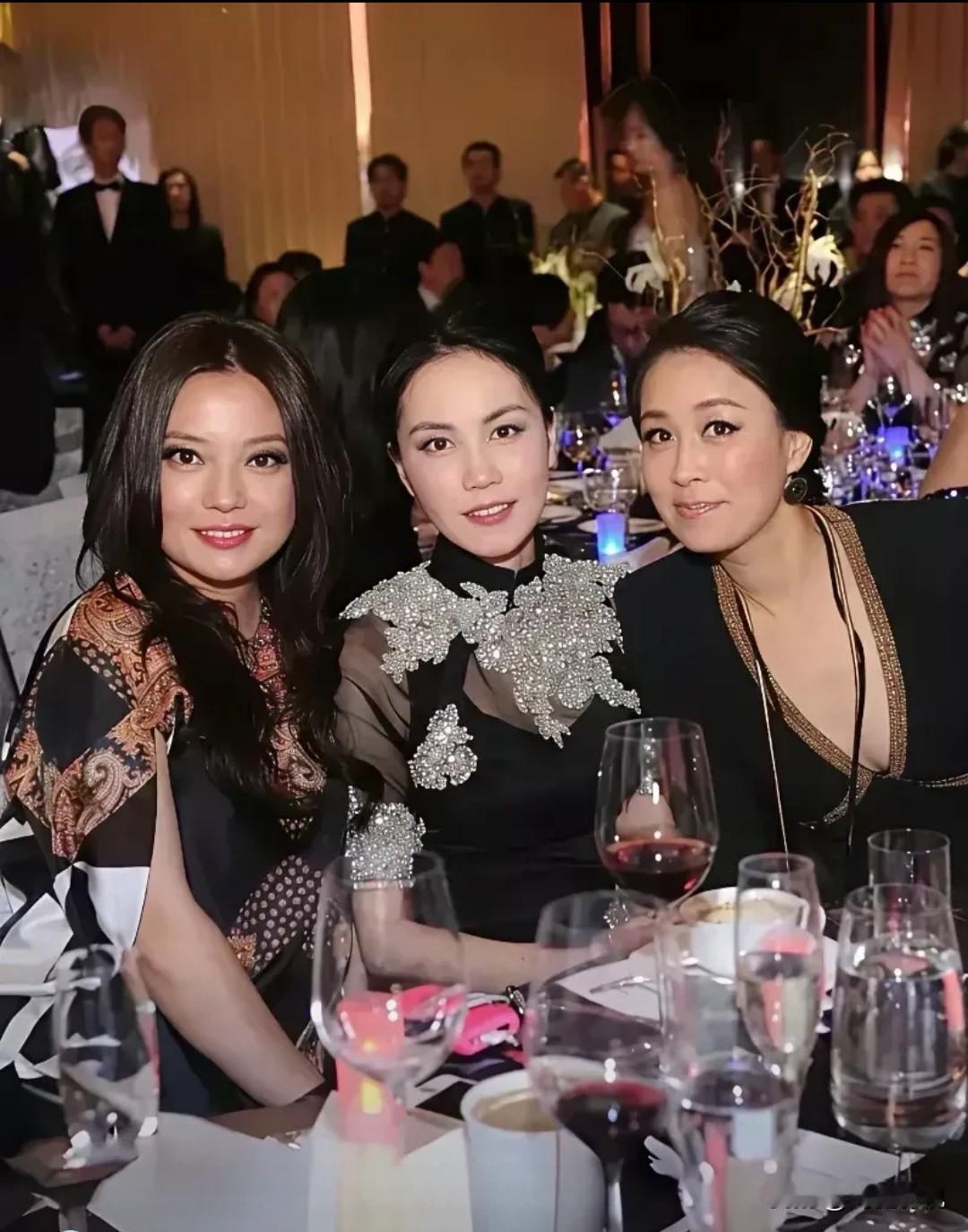 仔细看，那时的王菲细眉飞扬，秀韵多姿！坐在右边的是明眸善睐、温婉如莲的那英，而左