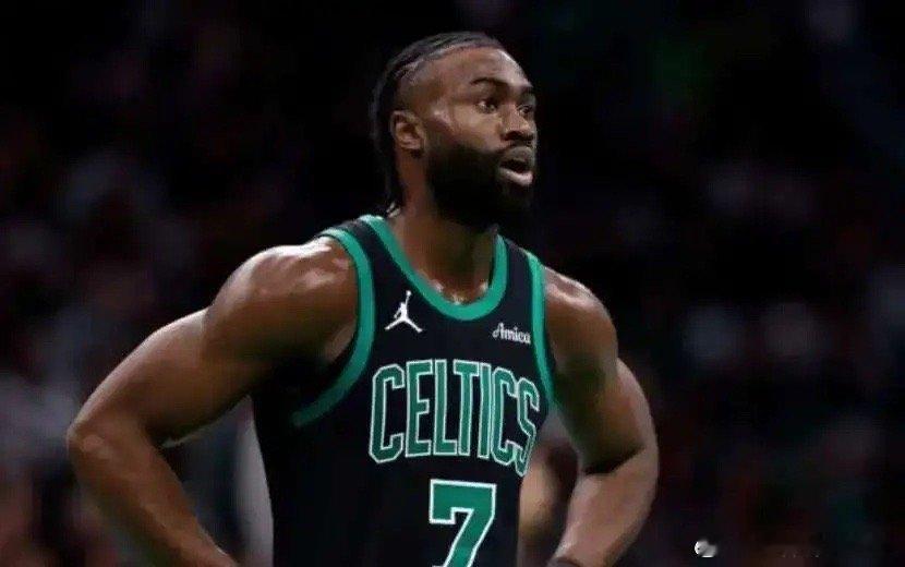 杰伦布朗面对着奇才这样的弱旅，凯尔特人也是没有手软，在第二节他们单节打出44-2