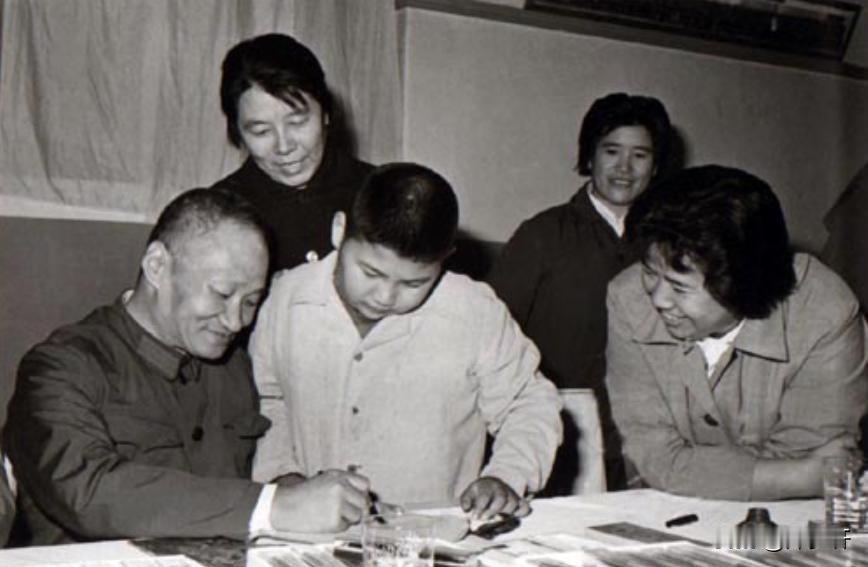 毛岸青与邵华结婚多年迟迟没有孩子，九年后终于怀孕，毛泽东听闻后又高兴又忧虑这是为
