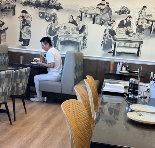 多名网友于12月15日在美国加州餐厅偶遇许亚军与小儿子就餐12月13日，演员何晴