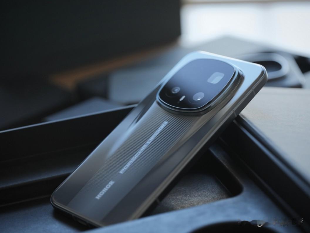 荣耀Magic8 RSR保时捷设计主要配置规格，据说是荣耀最后一台保时捷设计。