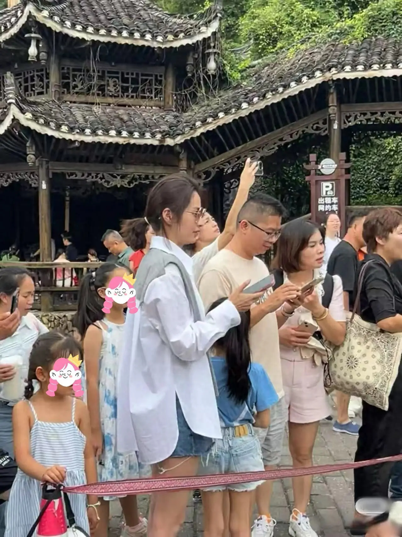 付辛博颖儿贵州带娃遭偶遇，169cm身高坐实，7岁女儿美腿吸睛！ ​​​