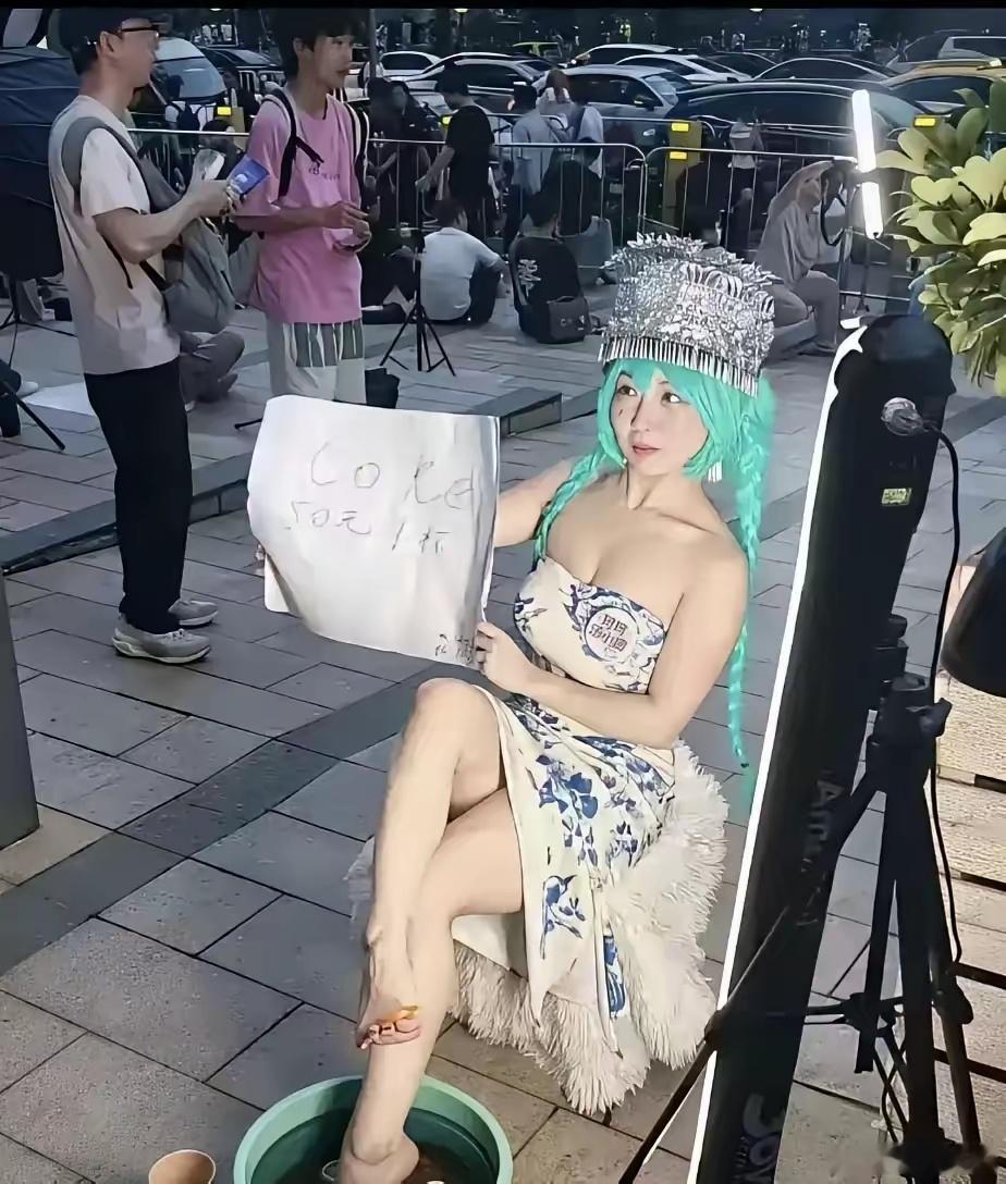 广州漫展场外coser摆摊售卖五十元洗脚水围观者争相购买甚至躺地张嘴直接饮用畸形