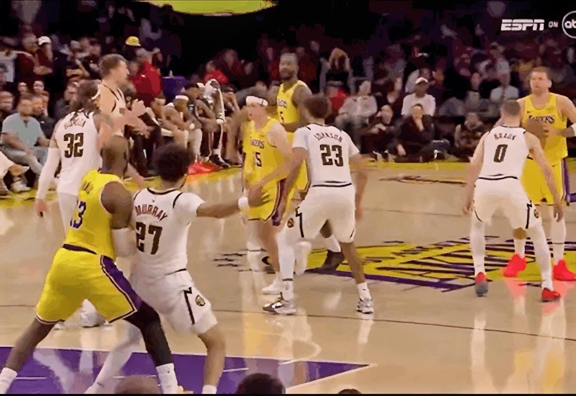 穆雷是这样和詹姆斯缠斗被罚下场的。
穆雷打了36分钟，5分6板6助攻，正负值-9