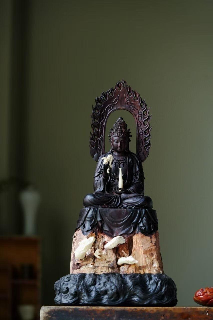 有些观音，不靠凌厉姿态显庄严。
真正浸润人心的，反而是一种“柔”。

这件紫檀鹿
