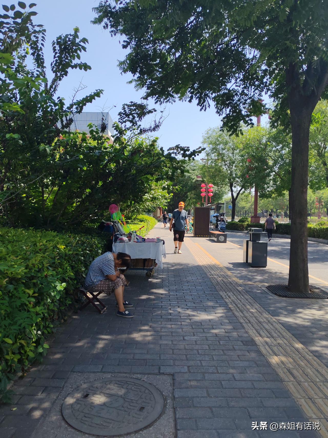 一个特别的老奶奶
7月20日，在西安太华南路上，我经常看到这个老奶奶，今天又碰到