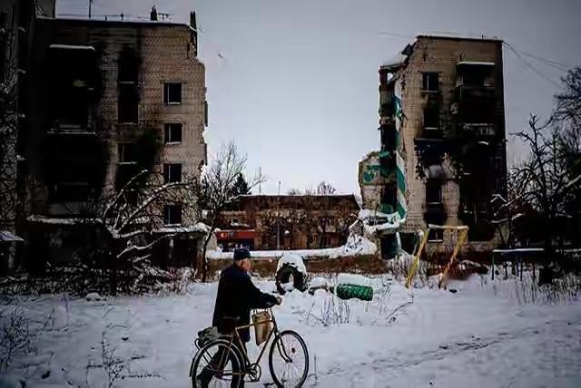 乌克兰首都基辅，一些乌克兰民众因为房子没有供暖开始封堵道路闹事儿，他们要求乌克兰