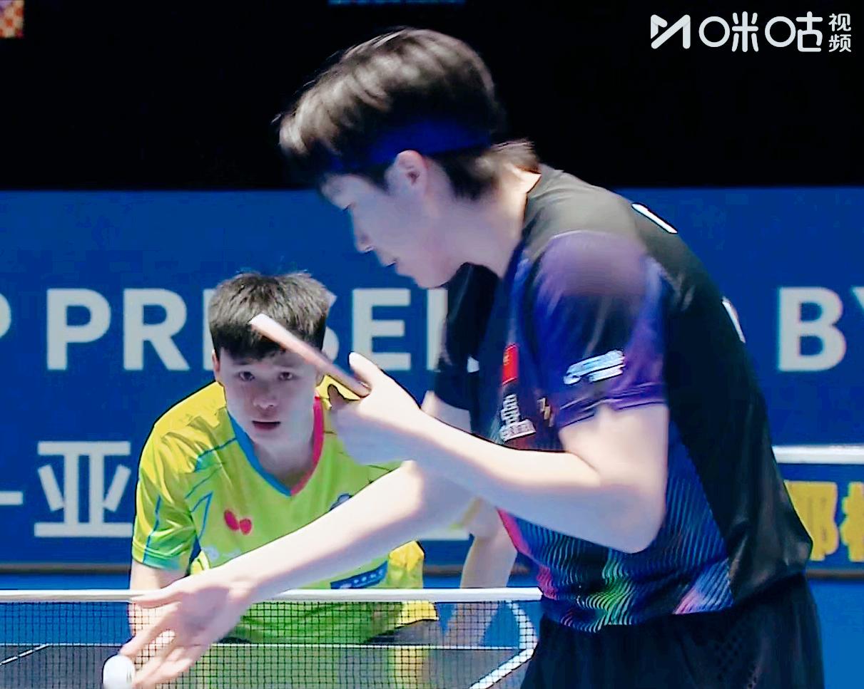 王楚钦居然打起了大角度调球，
11:4拿下。

第一局
王楚钦靠质量得分，
11