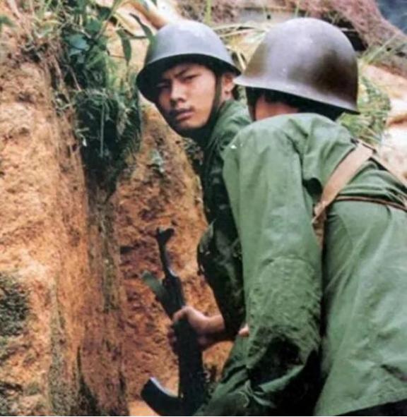七九年初，新兵正常征召，但由于中越自卫反击战开战，所有该退伍的老兵全部留队，黄河