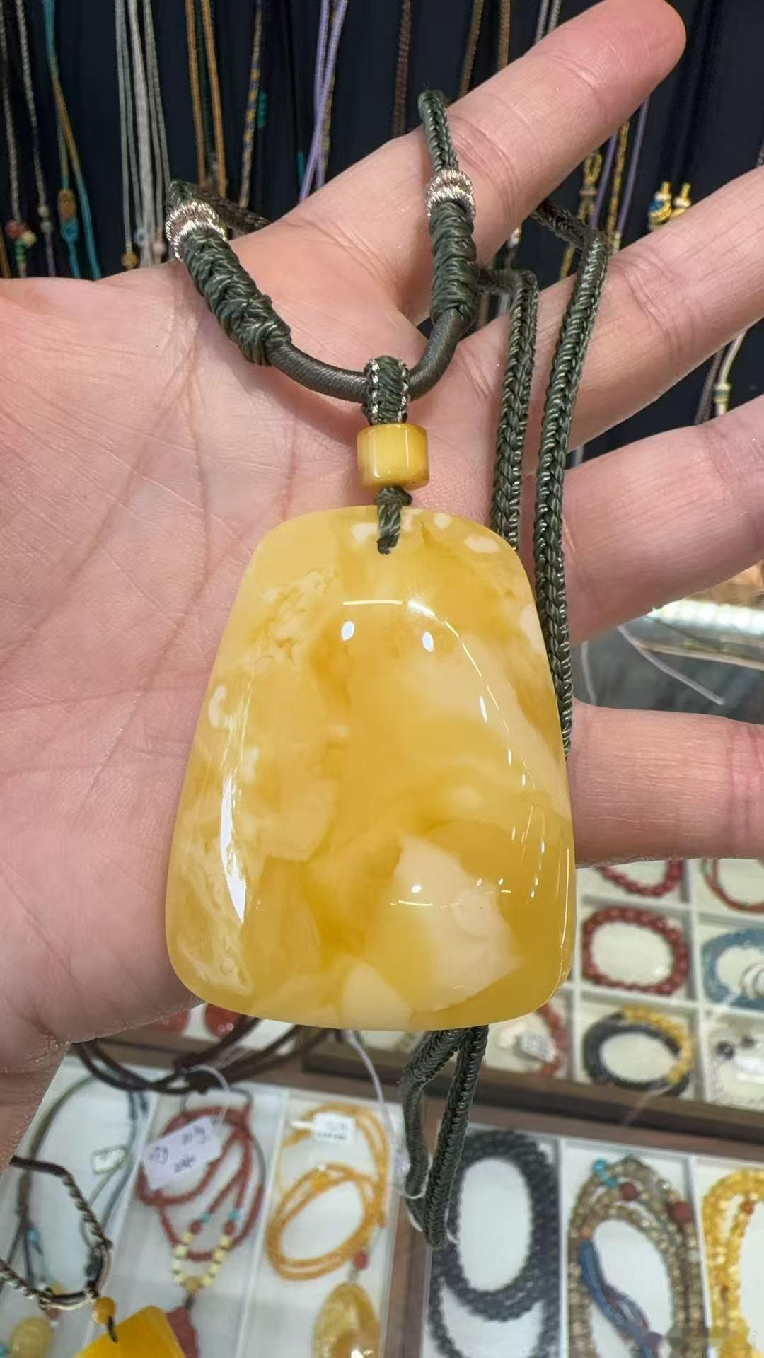 母亲节母亲节给妈妈安排了一块白花蜜蜡，礼物不在价格高低，贵在一份心意，简简单单一