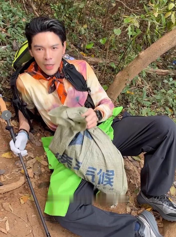 向佐杭州捡垃圾一天引关注？
 
向佐在杭州西湖群山“小猪线”徒步，拎一只朴素编织