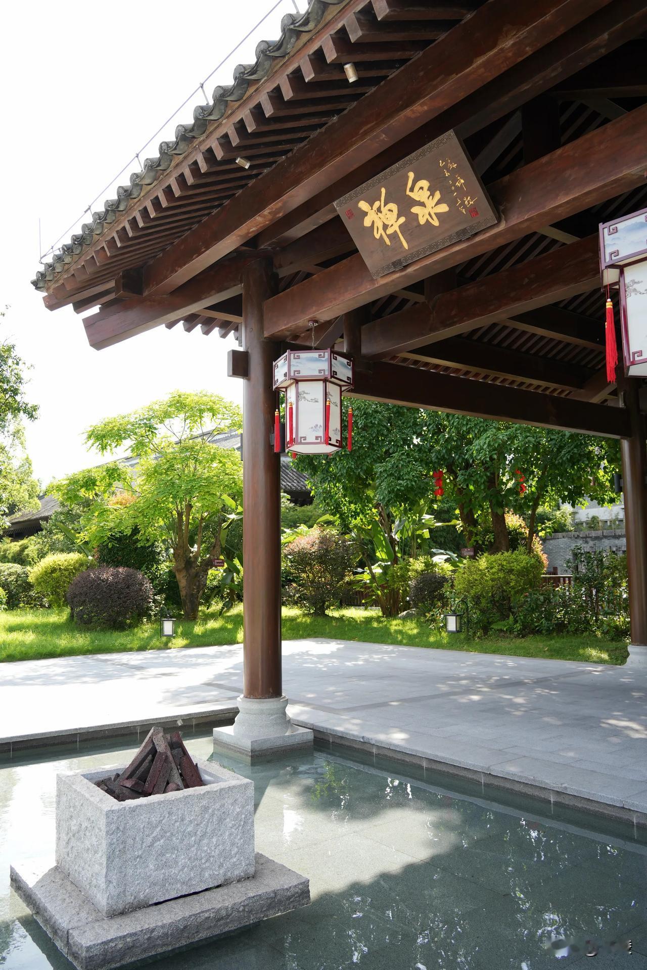 湿地中的天然温泉

来到新兴禅泉度假酒店，必须体验禅泉温泉。

禅泉温泉会所有动
