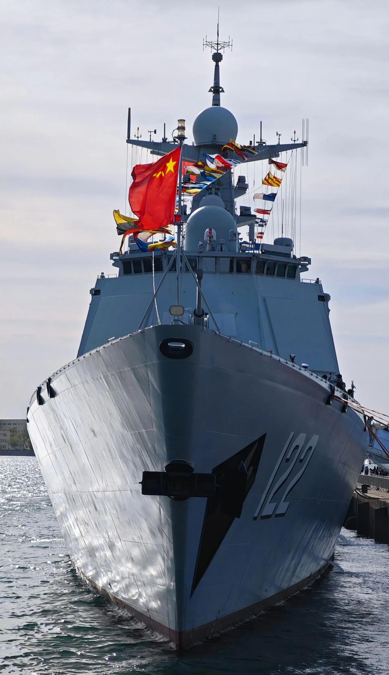 中国🇨🇳人民海军052DL导弹驱逐舰唐山舰，舷号DDG-122，满载排水量7