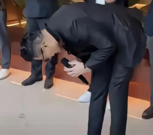 2026年4月10日，汪小菲在哈尔滨哈西万达广场麻六记新店开业现场，当众鞠躬道歉