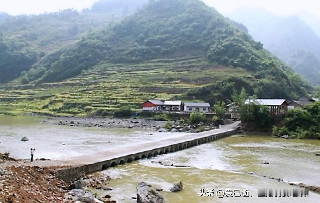中国最古老的传说龙真的存在吗?龙不存在，是人类心里想象出来的祥瑞之物，也是某种寄