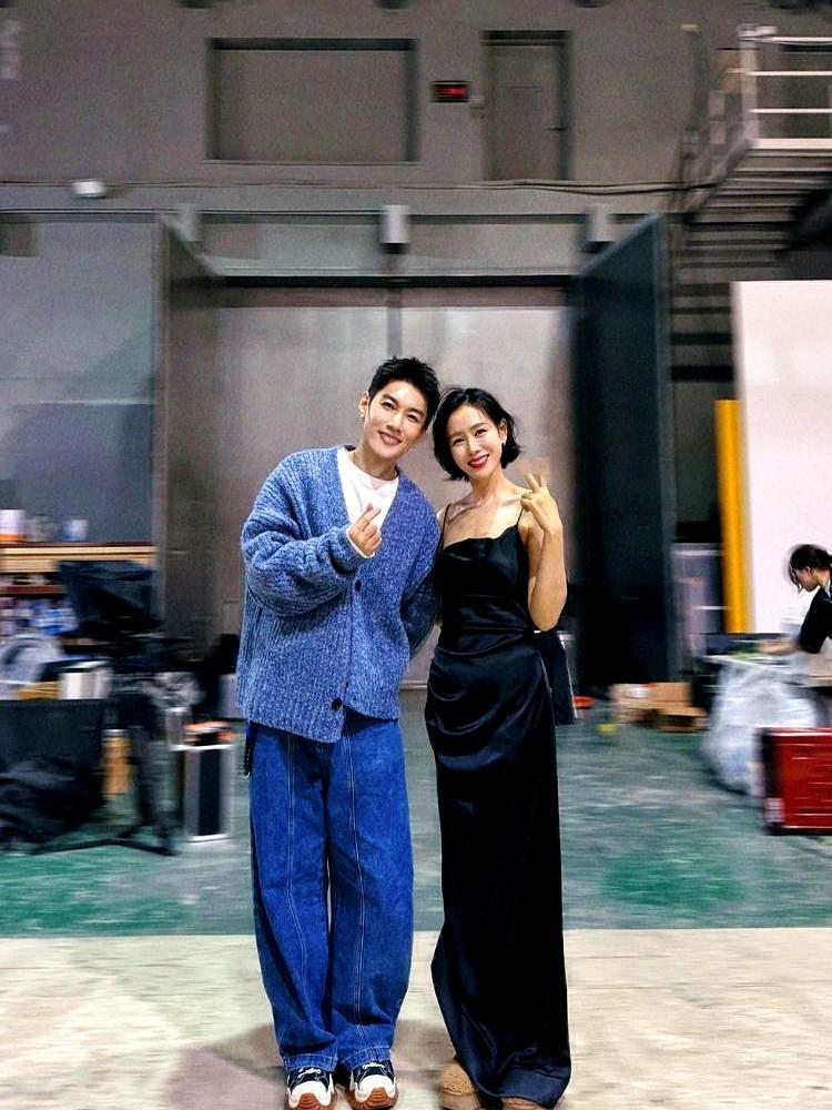 43岁孙艺珍剪短发，全网愣住：怎么越来越像玄彬了？
 
高清生图里的她，眼睑微微