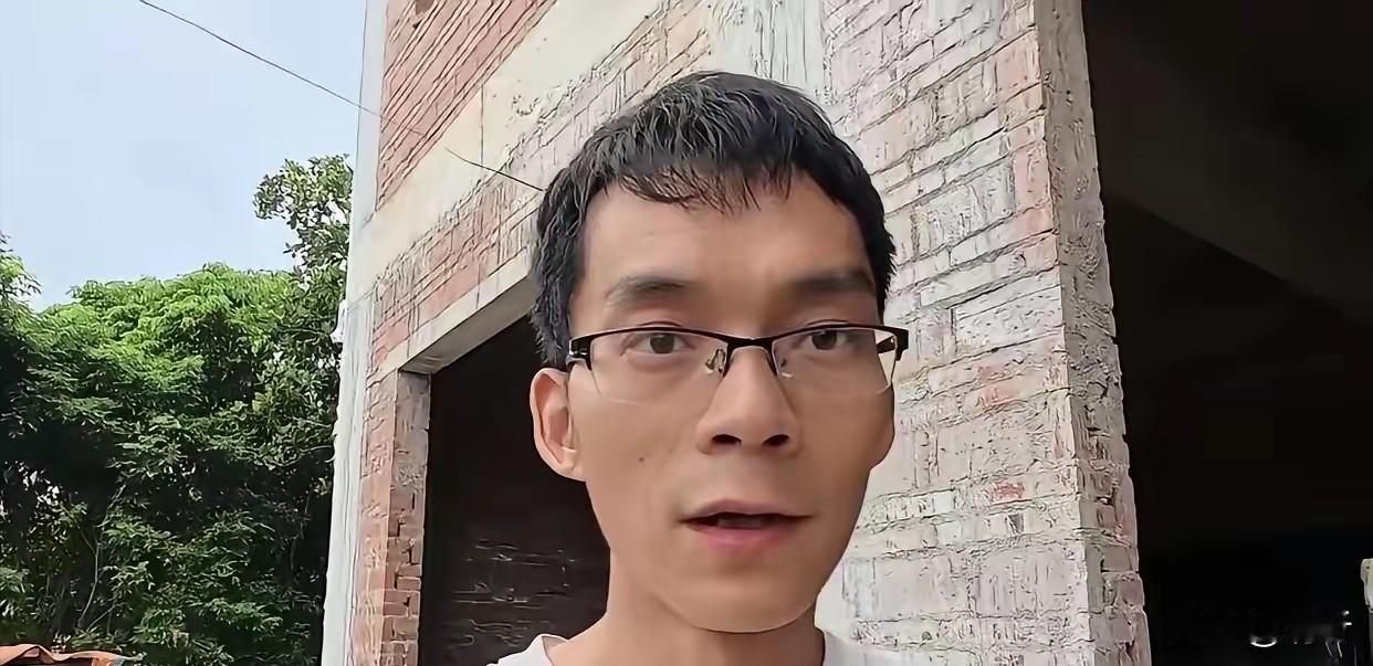 9月，全国高校开学季如期而至。

广州大学城的宿舍楼前，拖着行李箱的年轻人三三两