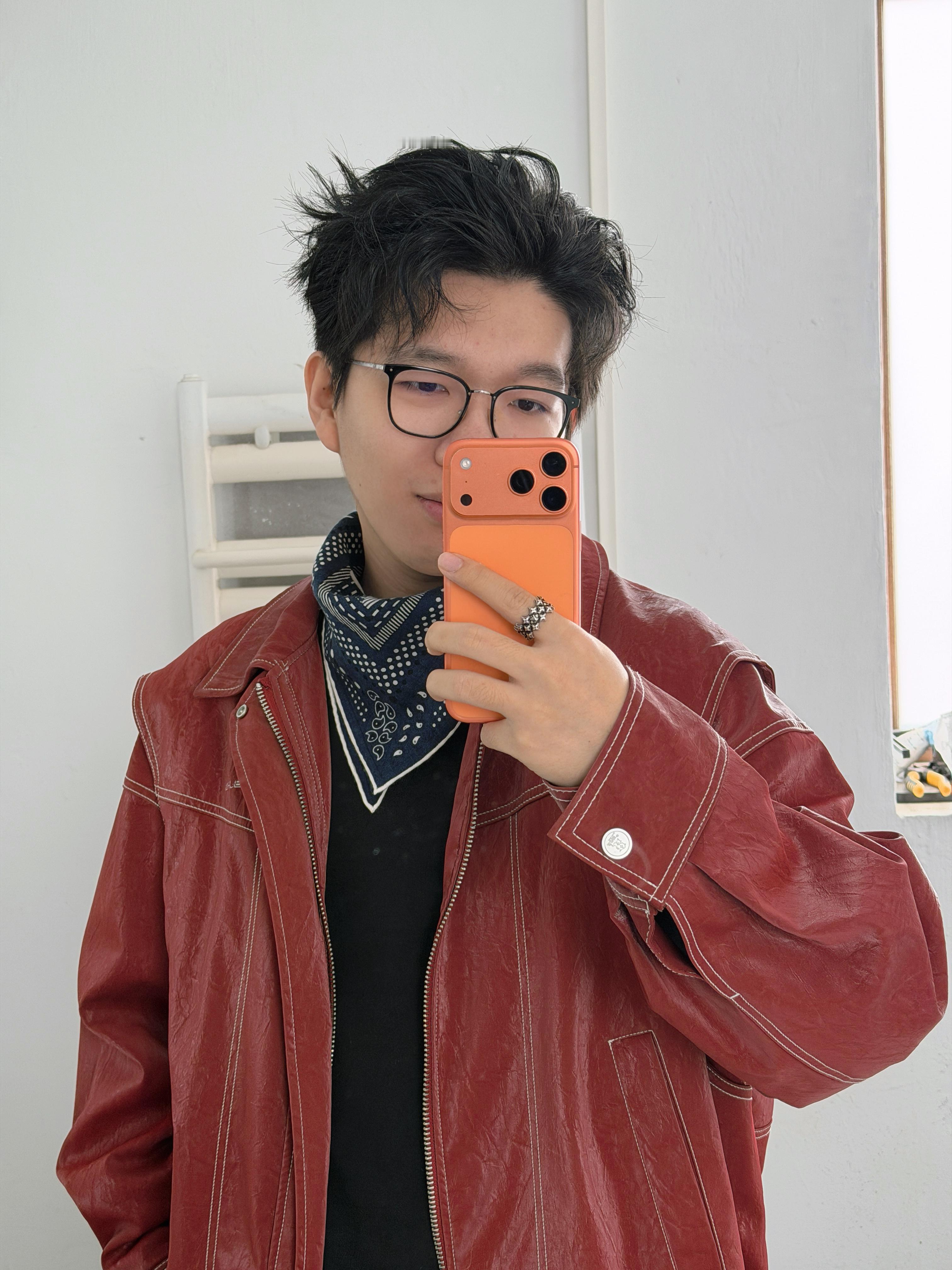 今儿拍春节题材的视频，穿套红色的。