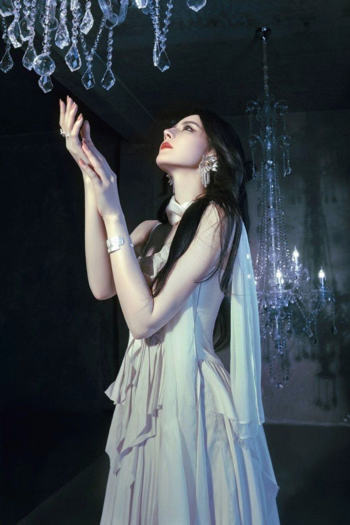 迪丽热巴冷光落在指尖 迪丽热巴抬手触及的不只是光影 迪丽热巴冷光落在指尖，热巴抬